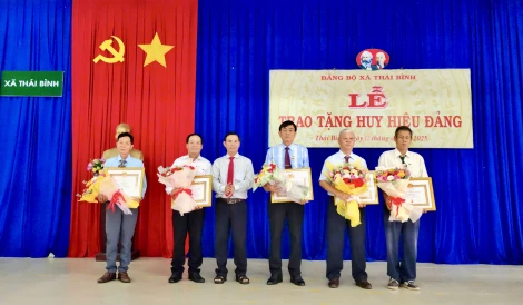 Châu Thành: Trao Huy hiệu Đảng cho 5 đảng viên