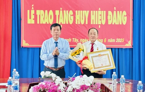 Đảng uỷ xã Thạnh Tây trao Huy hiệu 45 năm tuổi Đảng cho đảng viên
