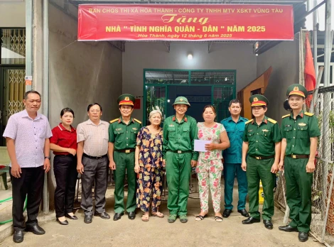 Hoà Thành: Trao 2 nhà tình nghĩa quân - dân cho chiến sĩ có hoàn cảnh khó khăn