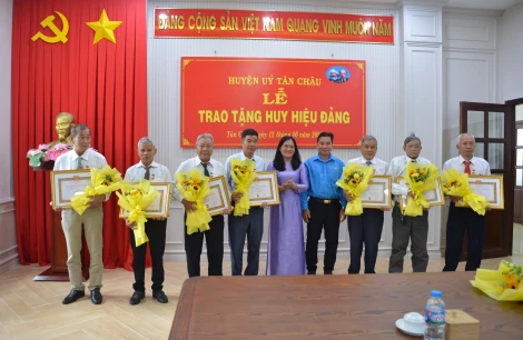 Tân Châu: Trao tặng Huy hiệu Đảng cho 19 đảng viên