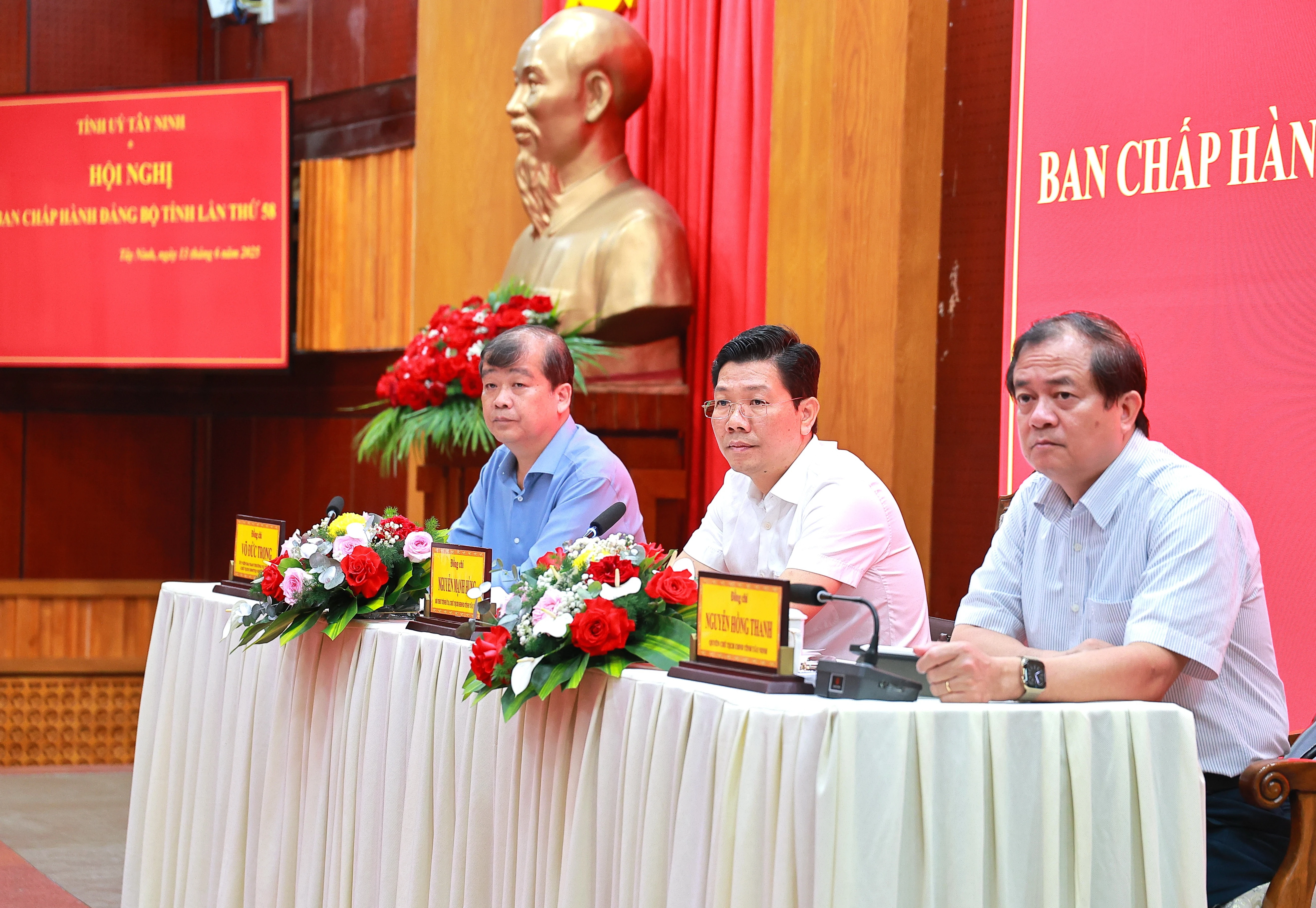 Ông Nguyễn Mạnh Hùng- Bí thư Tỉnh uỷ, Chủ tịch HĐND tỉnh; ông Võ Đức Trong- Chủ tịch Uỷ ban MTTQVN tỉnh và ông Nguyễn Hồng Thanh- quyền Chủ tịch UBND tỉnh chủ trì hội nghị.