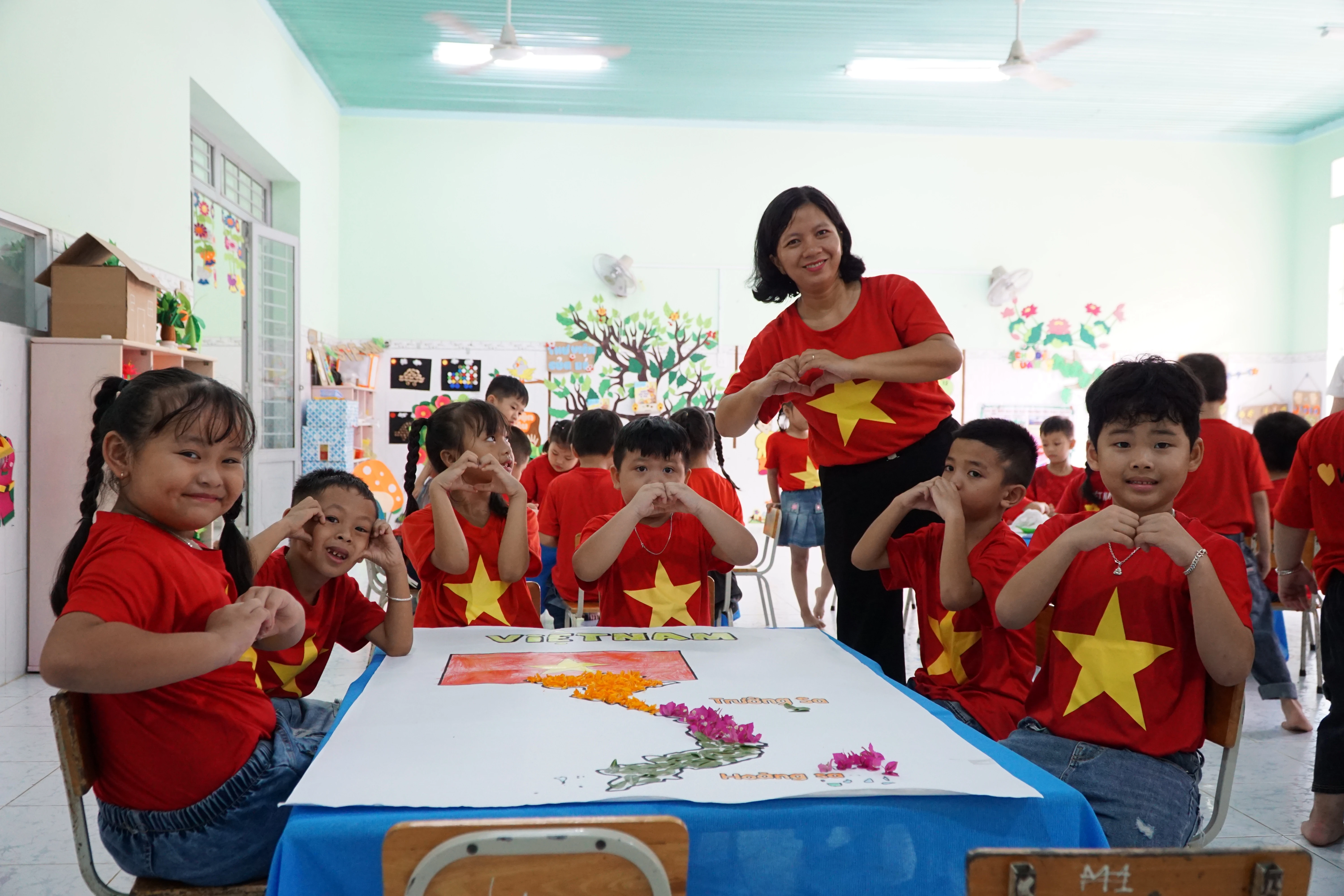 Giờ học của cô và trẻ tại Trường mầm non Long Chữ (huyện Bến Cầu)