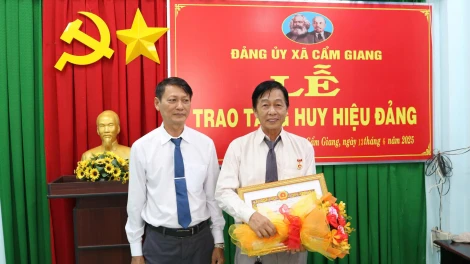 Gò Dầu: Trao tặng Huy hiệu Đảng cho 9 đảng viên