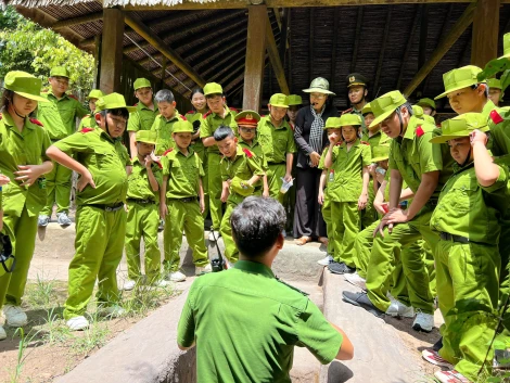 Mô hình trải nghiệm quân ngũ và giáo dục kỹ năng thu hút thiếu nhi vào dịp hè