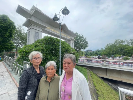 Nắm tay nhau đi qua tuổi già