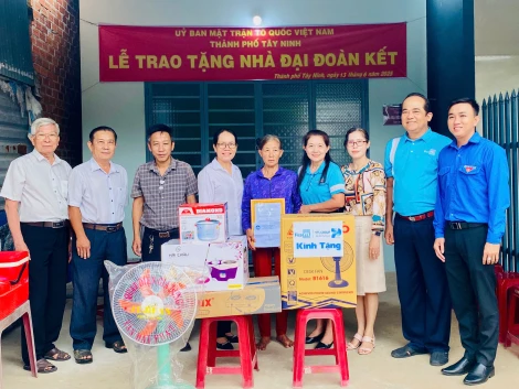 TP. Tây Ninh: Trao tặng 2 căn nhà Đại đoàn kết cho hộ có hoàn cảnh khó khăn