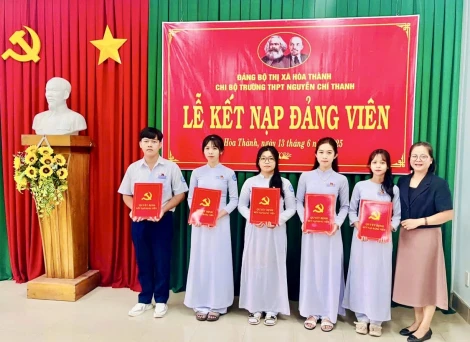Trường THPT Nguyễn Chí Thanh kết nạp Đảng cho 5 học sinh lớp 12