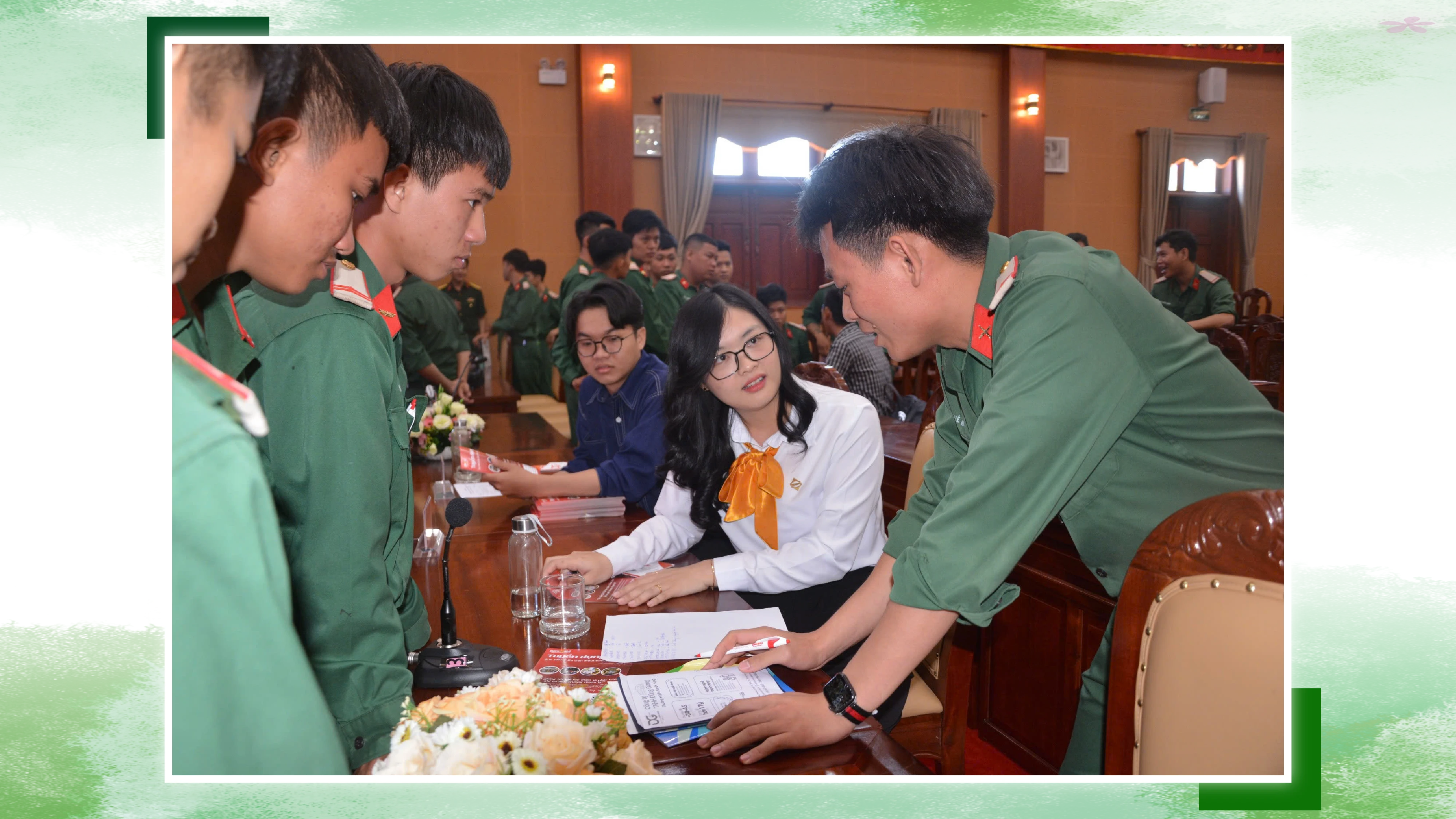 Các chiến sĩ tìm hiểu các chương trình đào tạo, cơ hội nghề nghiệp từ các doanh nghiệp, trung tâm giới thiệu việc làm