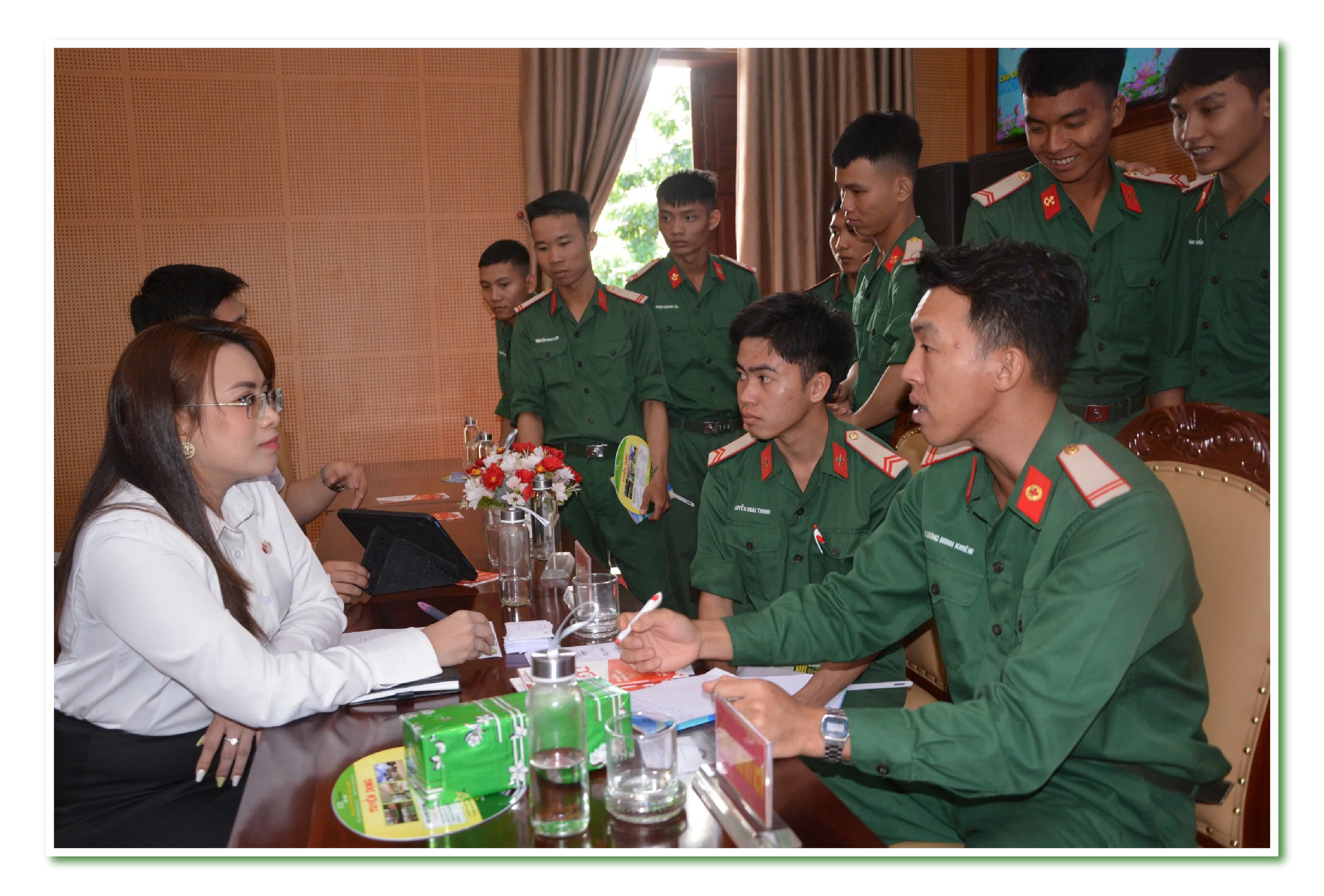 Các chiến sĩ tìm hiểu các chương trình đào tạo, cơ hội nghề nghiệp từ các doanh nghiệp, trung tâm giới thiệu việc làm