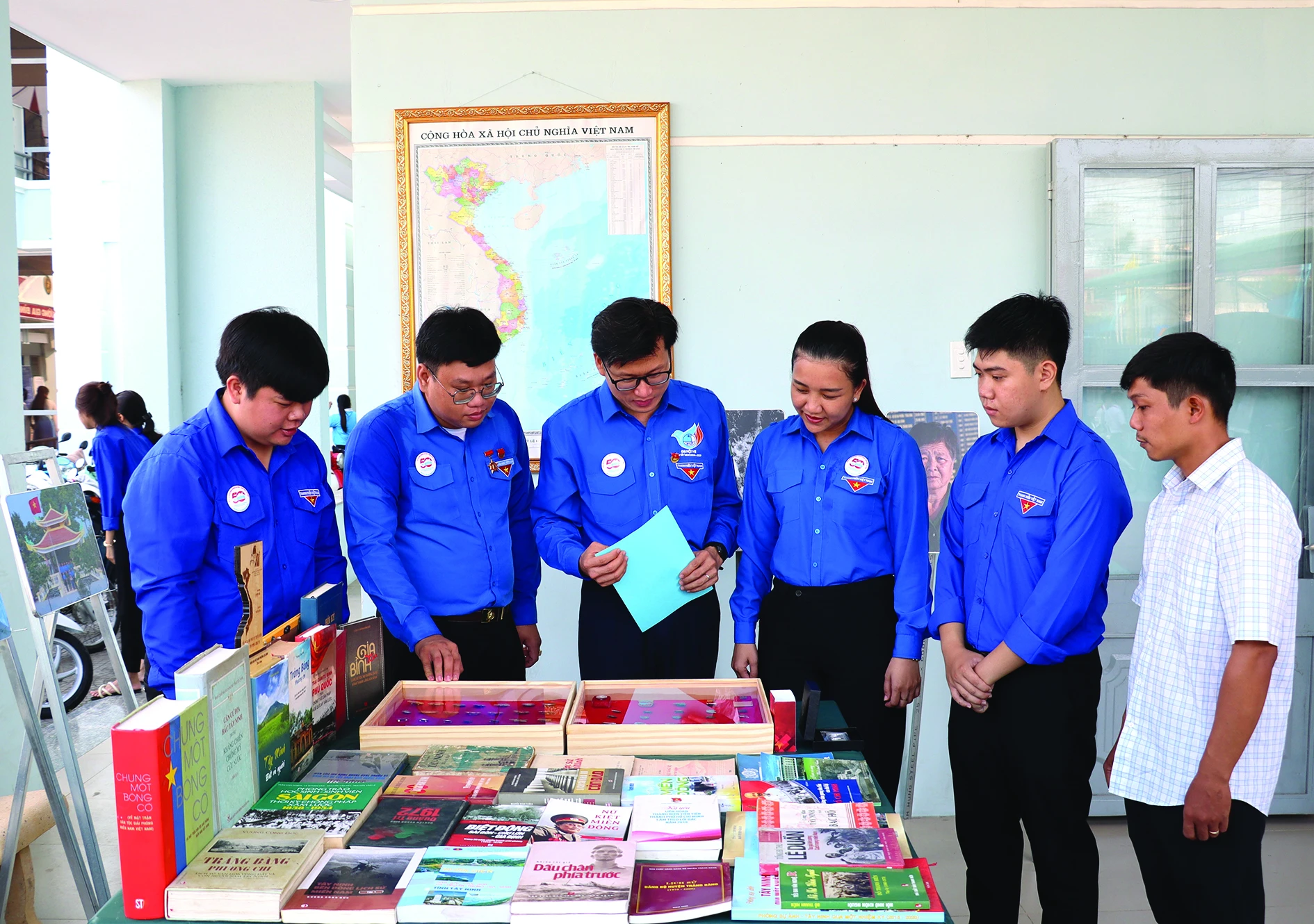 Đoàn viên, thanh niên tham quan khu trưng bày ký ức Trảng Bàng tại chương trình toạ đàm Viết tiếp câu chuyện hoà bình do Đoàn phường Gia Bình, thị xã Trảng Bàng tổ chức