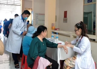 Thực hiện Nghị quyết 20-NQ/TW: Vai trò của ngành Y tế trong tăng cường chăm sóc sức khoẻ Nhân dân