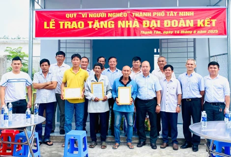 Trao tặng 2 căn nhà Đại đoàn kết cho hộ có hoàn cảnh khó khăn ở xã Thạnh Tân