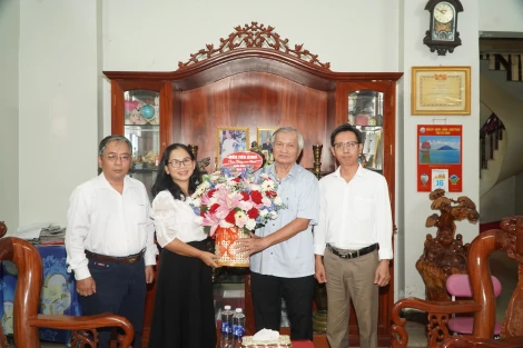 Ban Biên tập Báo Tây Ninh thăm, tặng quà cho nguyên lãnh đạo Báo Tây Ninh qua các thời kỳ