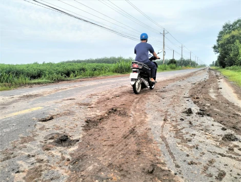 Bùn, đất rơi vãi trên đường, không bảo đảm an toàn giao thông