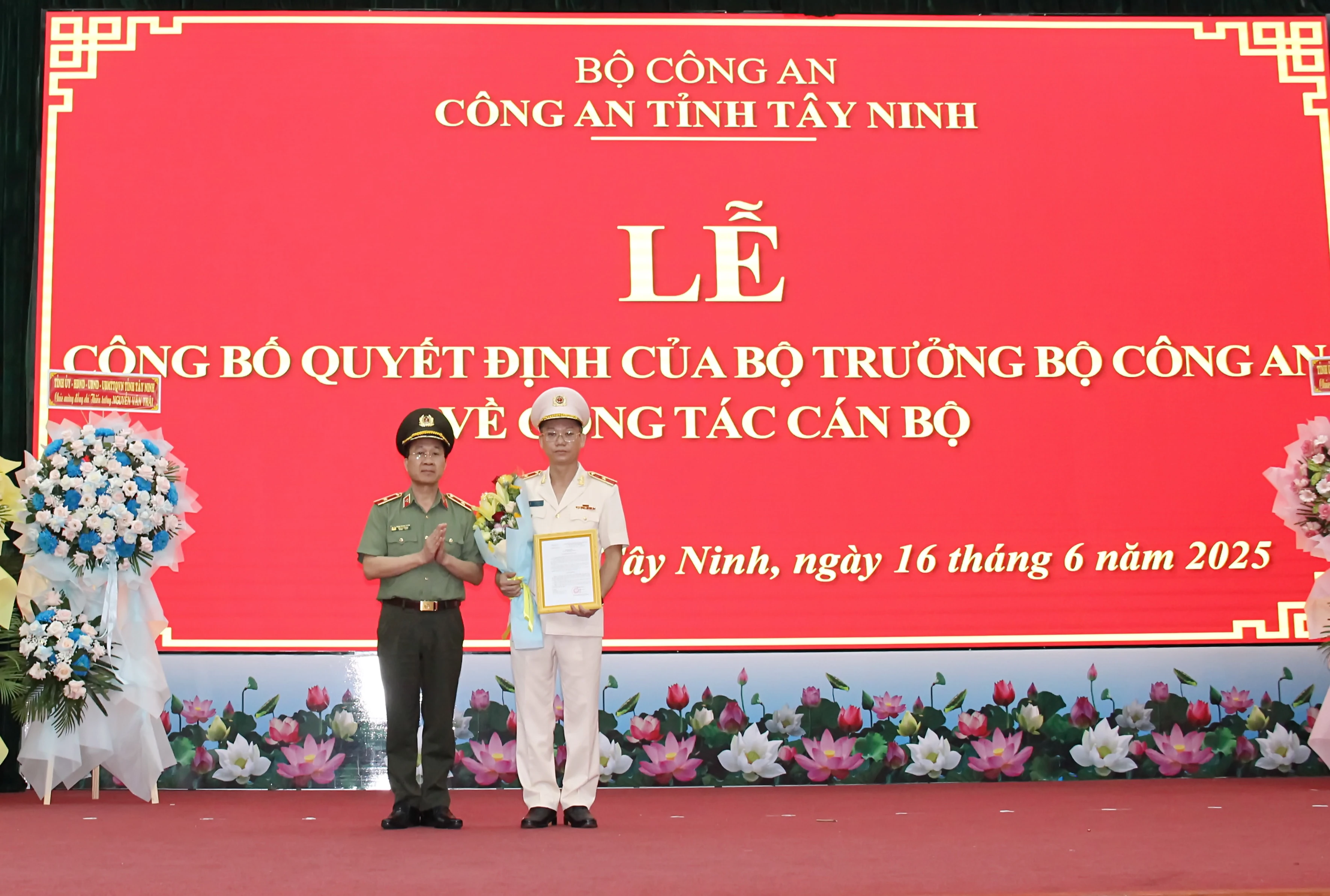 Thiếu tướng Phạm Quang Tuyển- Phó Cục trưởng Cục Tổ chức cán bộ, Bộ Công an trao quyết định và tặng hoa chúc mừng Thiếu tướng Vũ Như Hà.