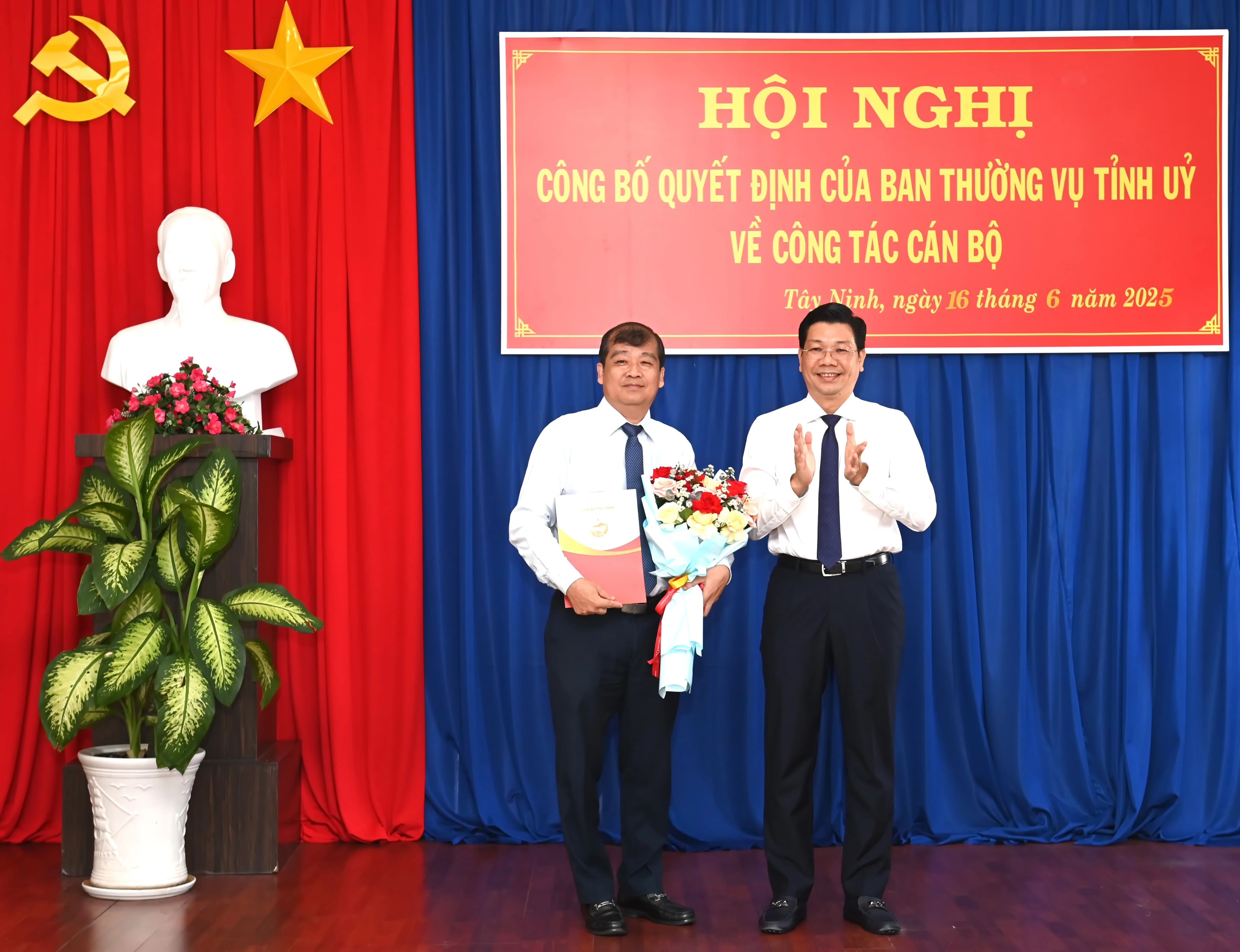 Ông Nguyễn Mạnh Hùng- Bí thư Tỉnh uỷ, Chủ tịch HÐND tỉnh trao quyết định, tặng hoa chúc mừng ông Võ Ðức Trong.