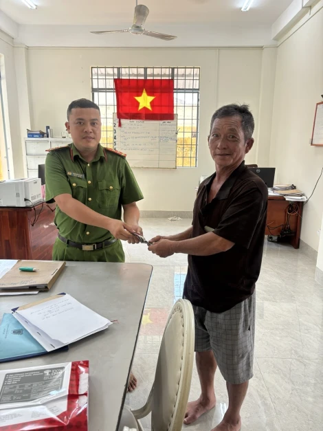 Đại uý Công an nhặt được tài sản, trả lại người đánh rơi