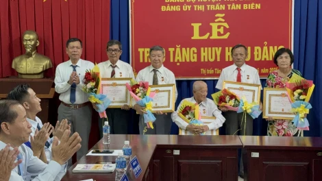 Tân Biên: Trao tặng Huy hiệu Đảng cho 5 đảng viên thuộc Đảng uỷ thị trấn