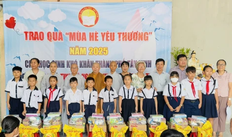 Hội Khuyến học thành phố Tây Ninh trao quà cho học sinh hoàn cảnh khó khăn