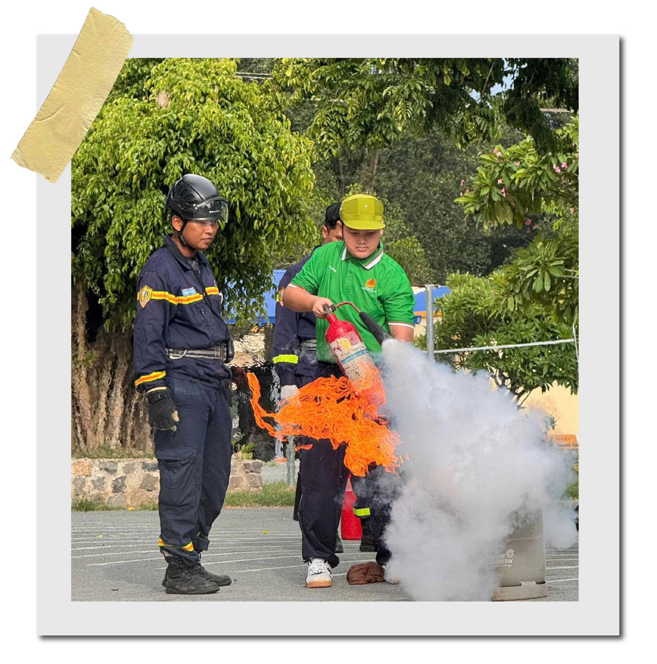 Học viên thực hành kỹ năng phòng cháy, chữa cháy.