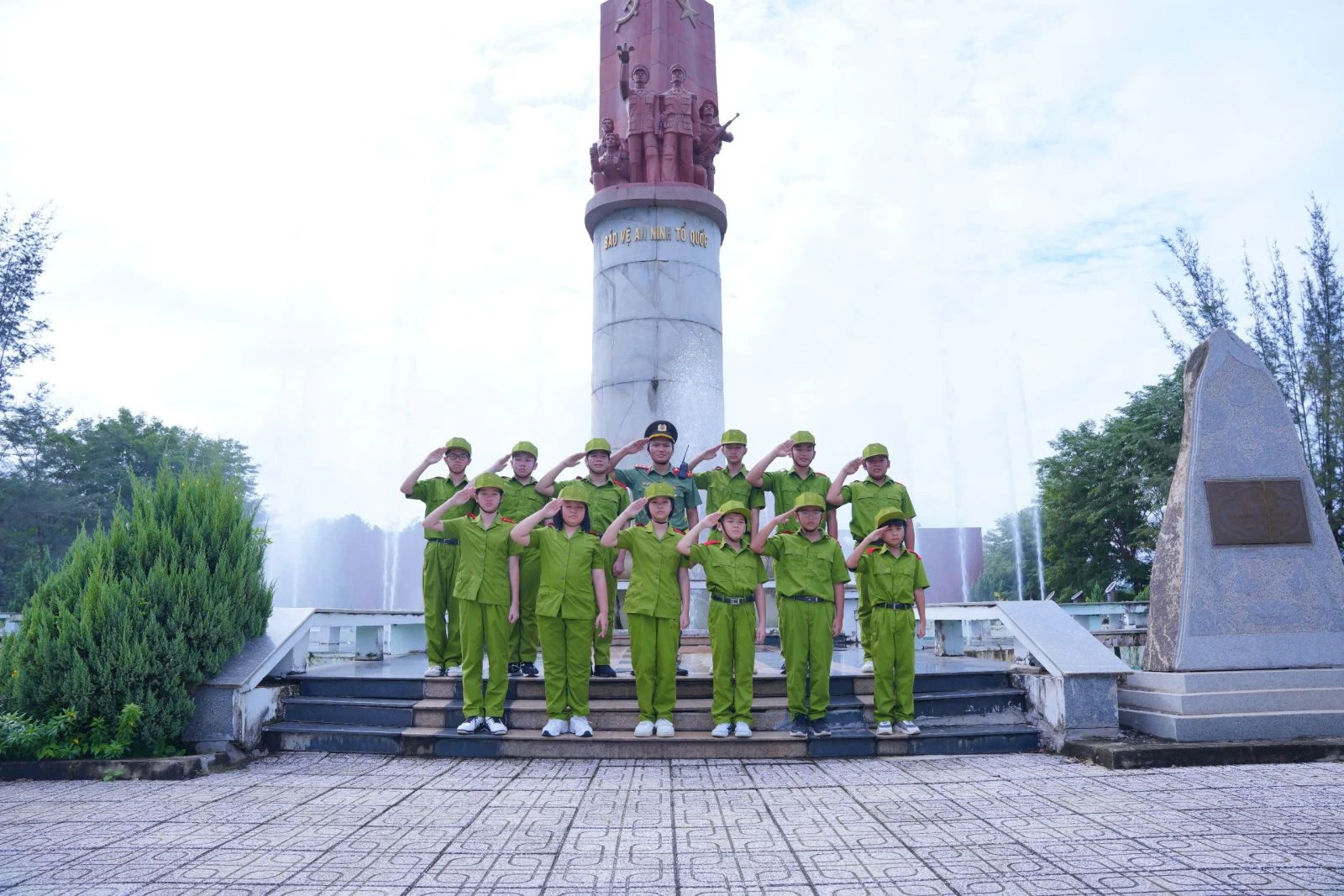 Giáo dục truyền thống cách mạng cho các học viên là mục tiêu trọng tâm của chương trình Học làm chiến sĩ công an.