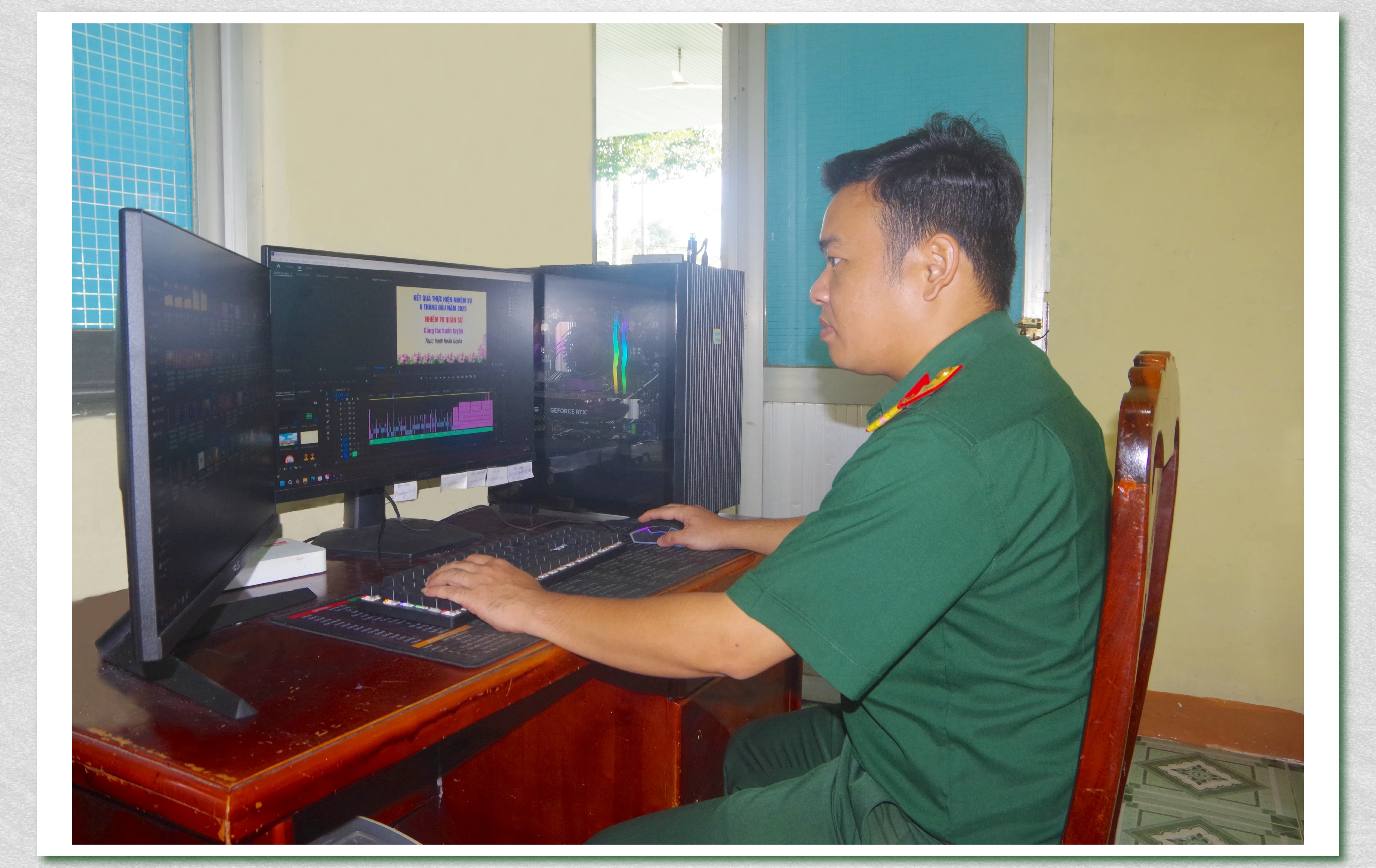 Trung uý QNCN Nguyễn Thành Lượng trong giờ làm việc.
