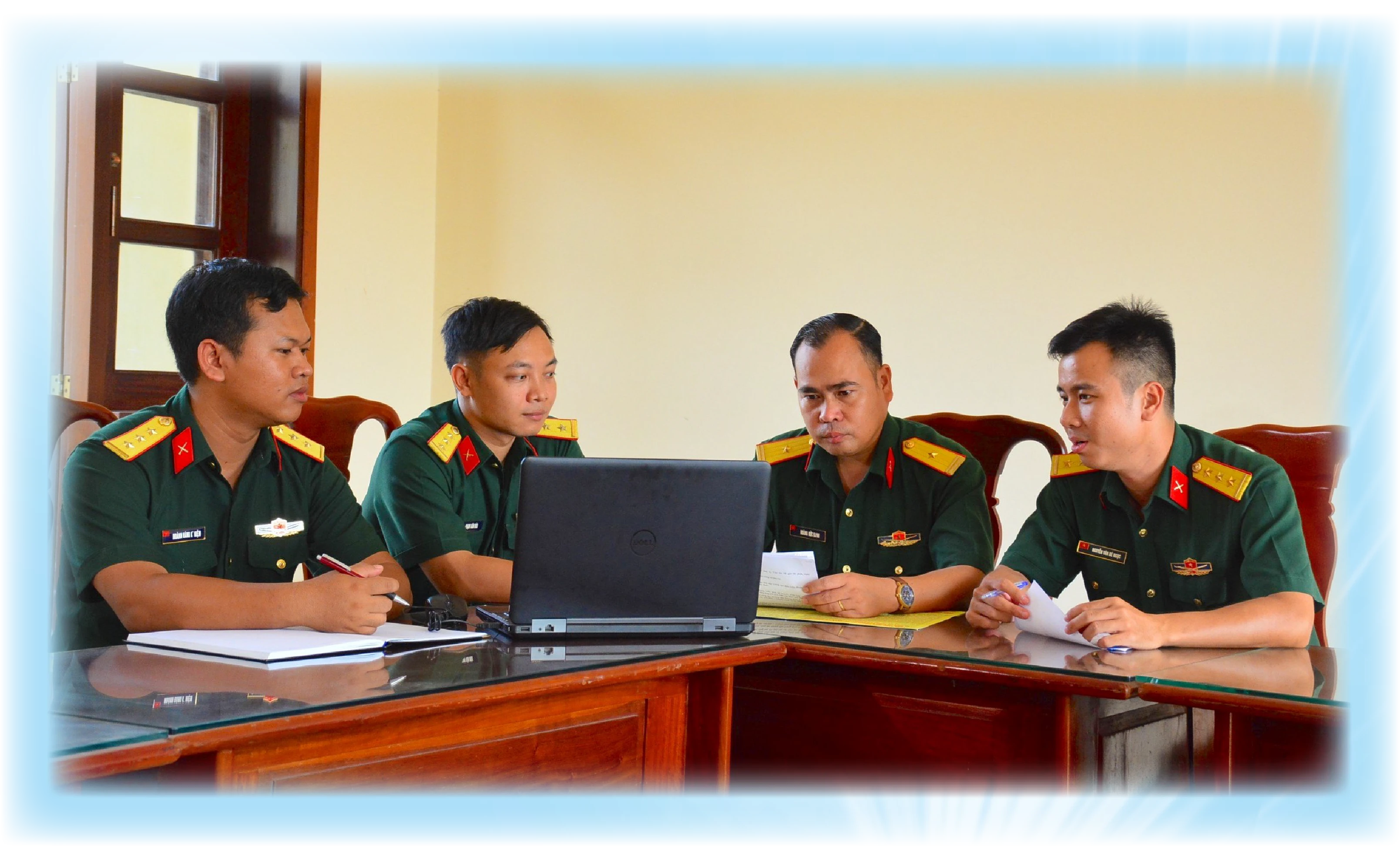 Tổ viết tin, bài tuyên truyền, đấu tranh của Phòng Chính trị nghiên cứu, thảo luận chủ đề, phân công nội dung thực hiện.