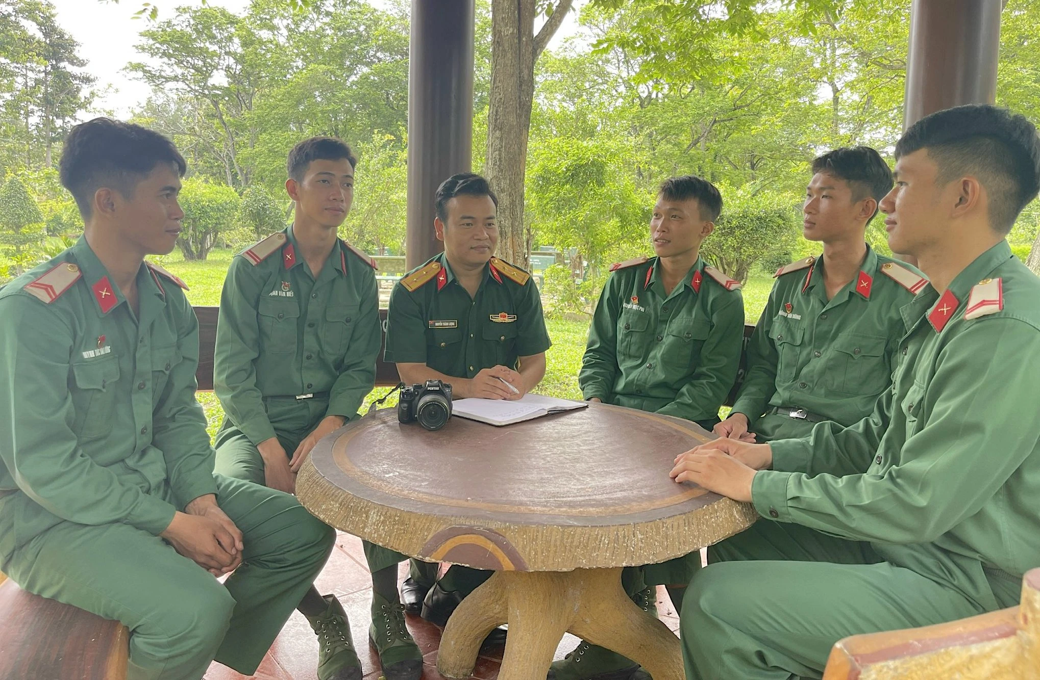 Trung uý QNCN Nguyễn Thành Lượng trao đổi với các chiến sĩ để thu thập thông tin viết bài.