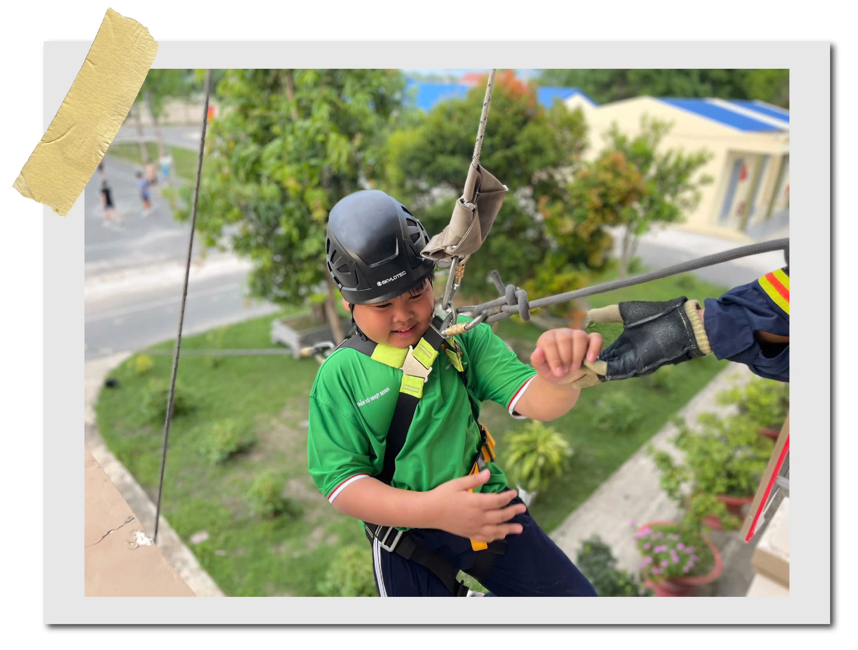 Học viên chương trình Học làm chiến sĩ công an tham gia tập luyện kỹ năng cứu nạn, cứu hộ.