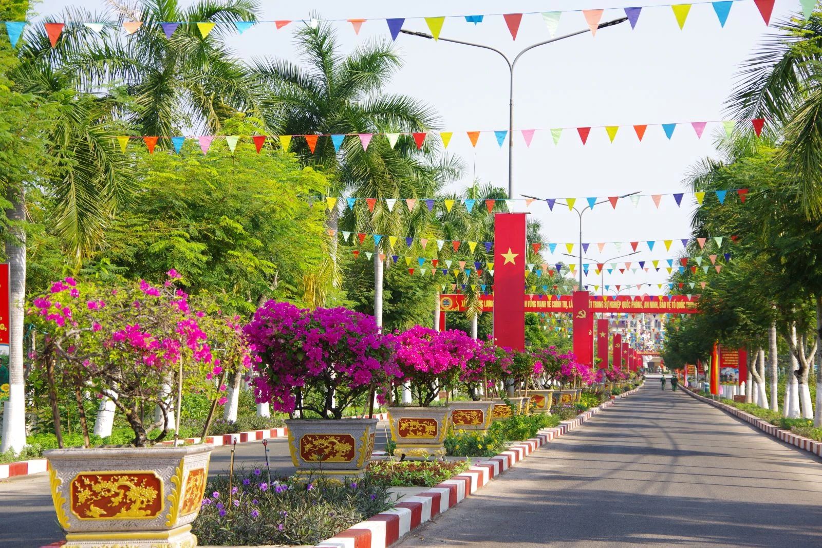 Cảnh quan sáng, xanh, sạch, đẹp chào mừng Đại hội Đảng bộ Sư đoàn.