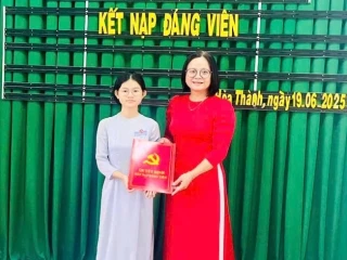 Trường THPT Nguyễn Chí Thanh: Kết nạp đảng cho học sinh lớp 12 có thành tích xuất sắc trong học tập
