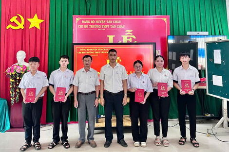 Chi bộ trường THPT Tân Châu: Tăng cường công tác phát triển đảng viên học sinh