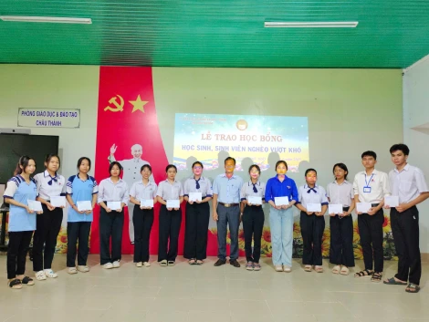 Châu Thành: Trao tặng 130 suất học bổng cho học sinh, sinh viên nghèo