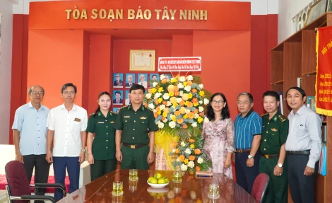 Đảng uỷ, Bộ Chỉ huy Bộ đội Biên phòng Tây Ninh thăm, chúc mừng Báo Tây Ninh nhân Ngày Báo chí cách mạng Việt Nam