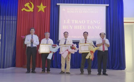 Bến Cầu: Trao Huy hiệu Đảng cho 3 đảng viên
