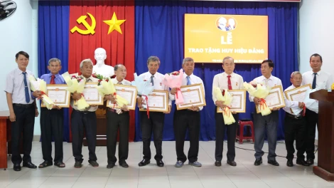Gò Dầu: Trao tặng Huy hiệu Đảng cho 10 đảng viên
