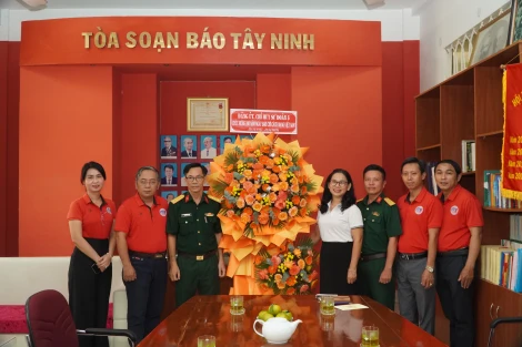 Sư đoàn 5 thăm, chúc mừng Báo Tây Ninh nhân kỷ niệm 100 năm Ngày Báo chí cách mạng Việt Nam