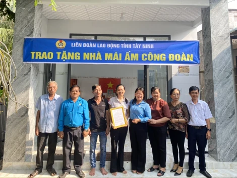 Trảng Bàng: Trao tặng nhà "Mái ấm công đoàn" cho hộ gia đình khó khăn về nhà ở