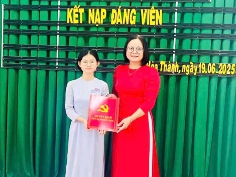 Trường THPT Nguyễn Chí Thanh: Kết nạp đảng cho học sinh lớp 12 có thành tích xuất sắc trong học tập