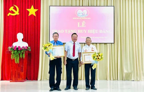Bí thư Thị uỷ Hoà Thành trao tặng Huy hiệu Đảng cho 12 đảng viên