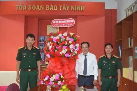 Bộ Chỉ huy Quân sự tỉnh: Thăm, chúc mừng các cơ quan thông tấn, báo chí trên địa bàn tỉnh