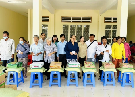 Hội Người mù thị xã Hoà Thành trao tặng quà cho hội viên