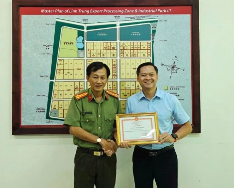 Trao tặng giấy khen cho doanh nghiệp tiêu biểu trong phong trào Toàn dân bảo vệ an ninh Tổ quốc