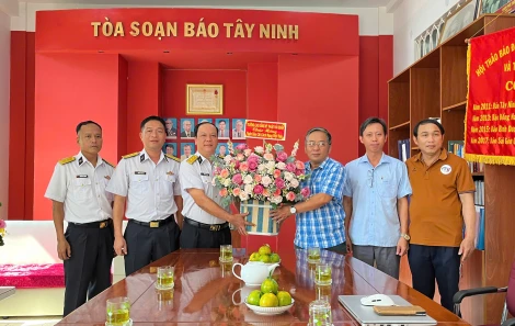Trường Cao đẳng Kỹ thuật Hải quân thăm, chúc mừng Báo Tây Ninh nhân dịp 21.6