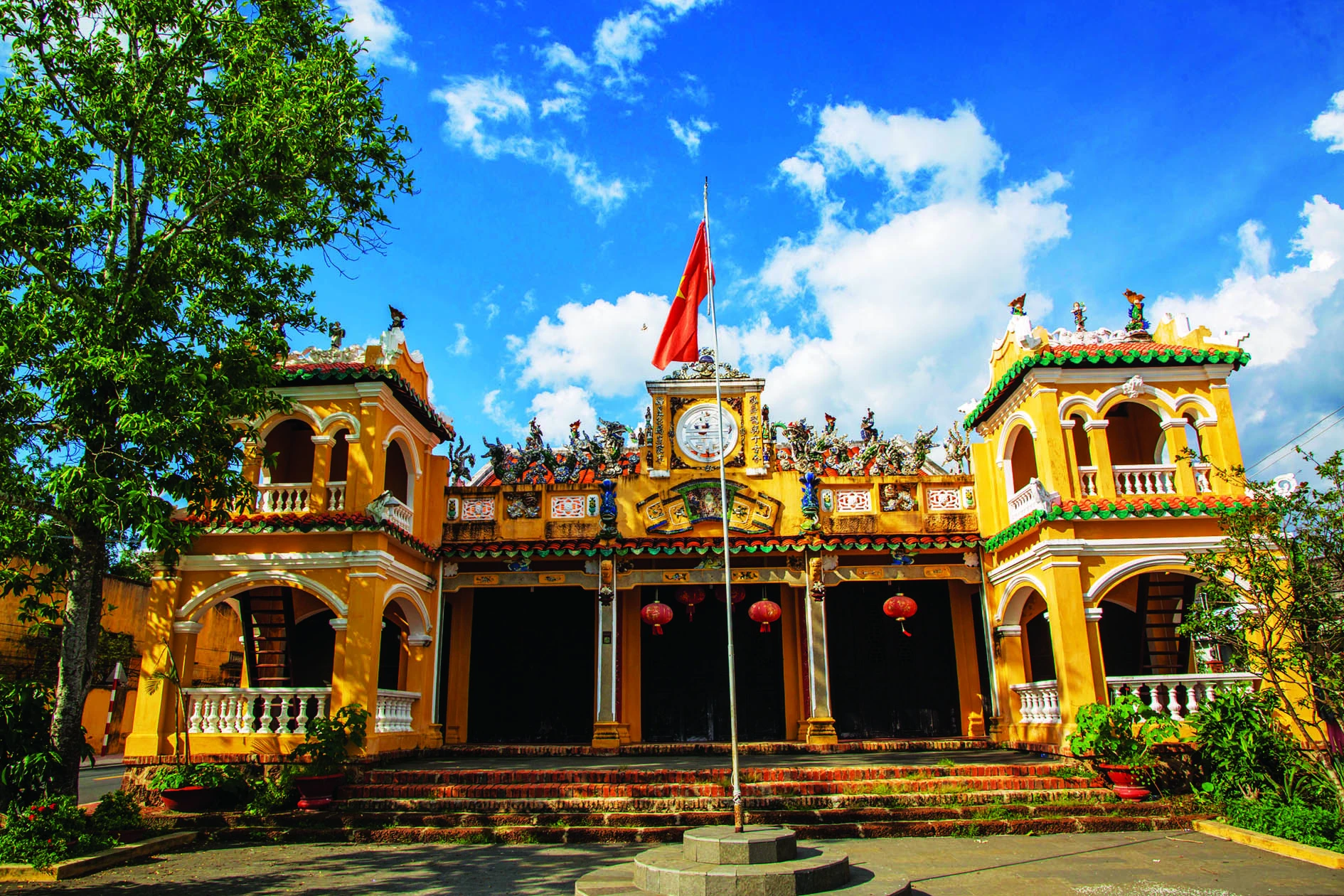Di tích đình Hiệp Ninh với kiến trúc cổ xưa độc đáo.