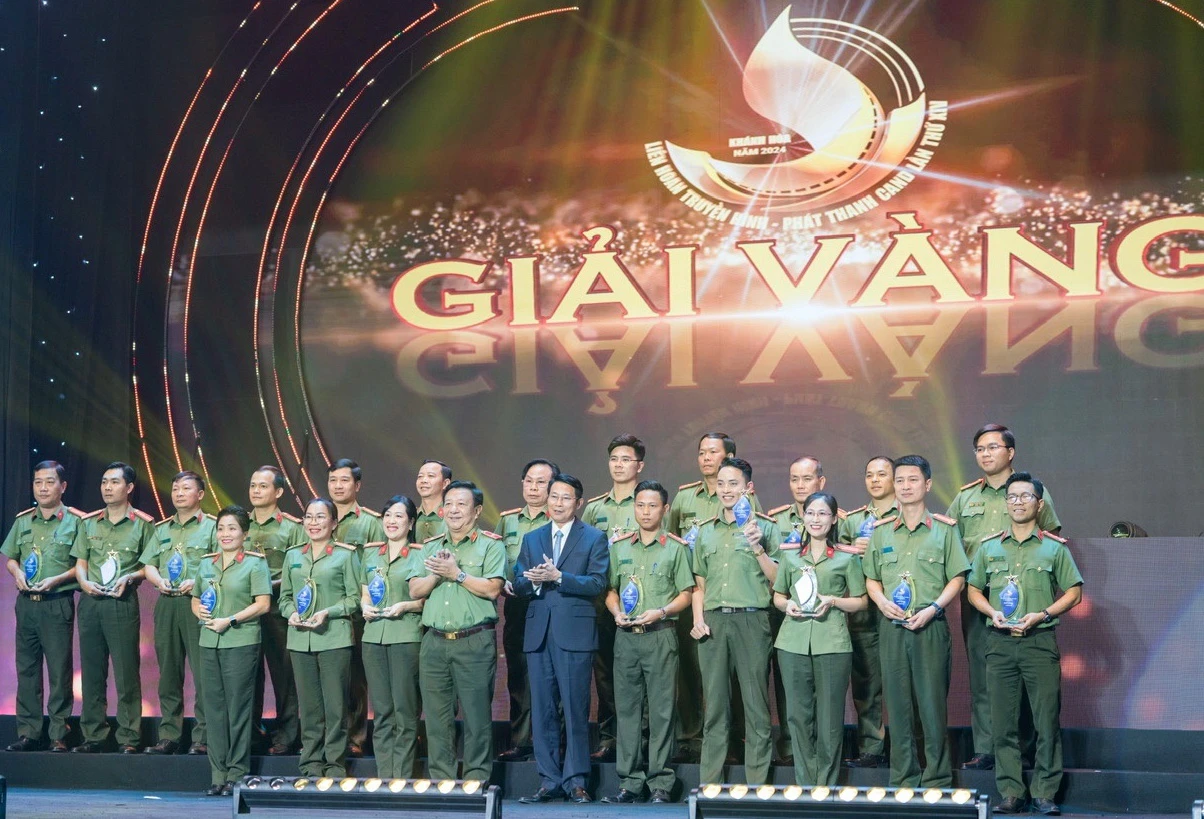 Công an Tây Ninh (hàng đầu, thứ 2 từ trái qua) nhận khen thưởng tác phẩm đoạt giải vàng tại Liên hoan Truyền hình-Phát thanh Công an nhân dân.