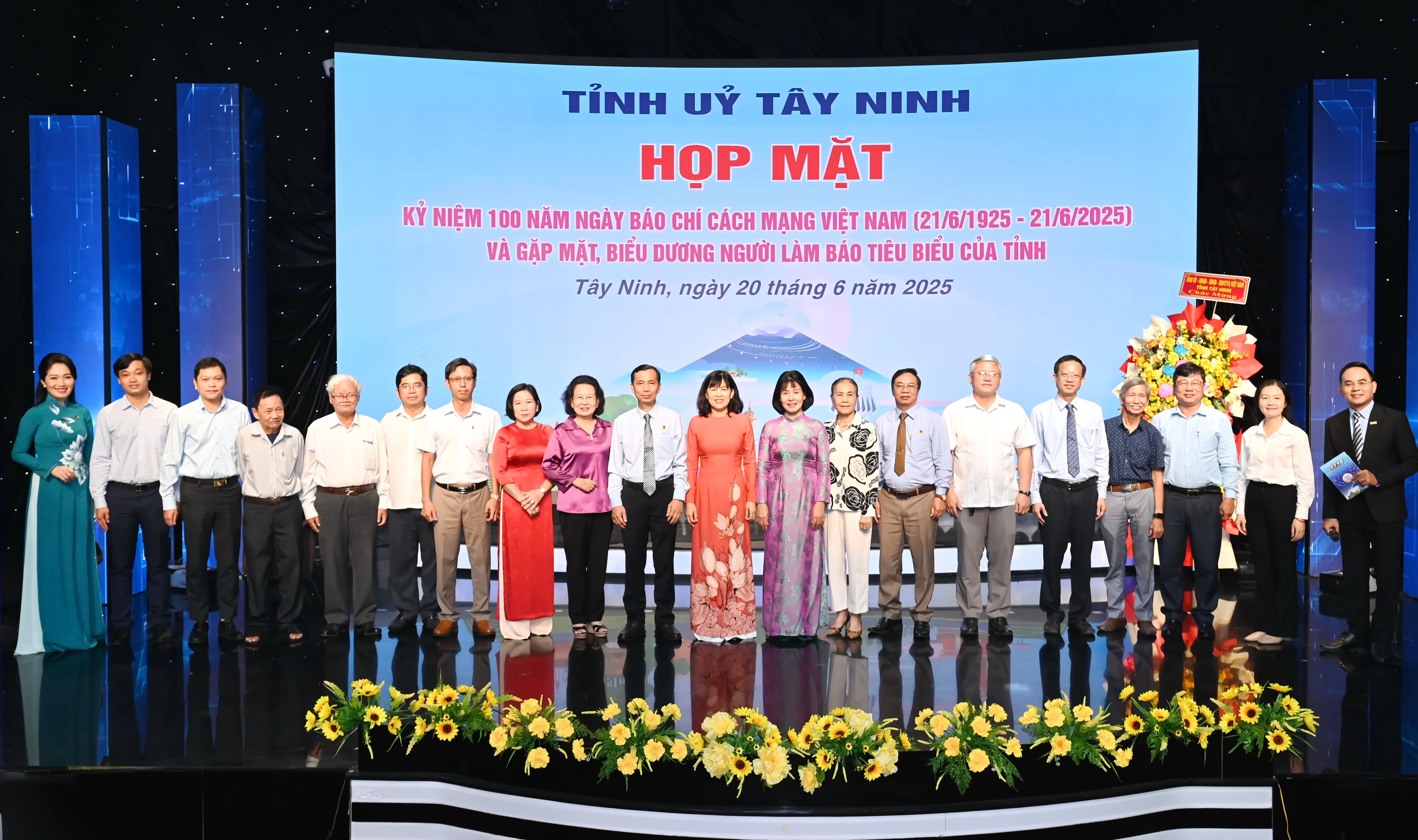 Lãnh đạo Hội Nhà báo tỉnh, các cơ quan báo chí, các nhà báo lão thành cùng lãnh đạo Ban Tuyên giáo và Dân vận Tỉnh uỷ, HÐND tỉnh, Sở Văn hoá, Thể thao và Du lịch tại lễ kỷ niệm 100 năm Ngày Báo chí cách mạng Việt Nam (21.6.1925 - 21.6.2025)