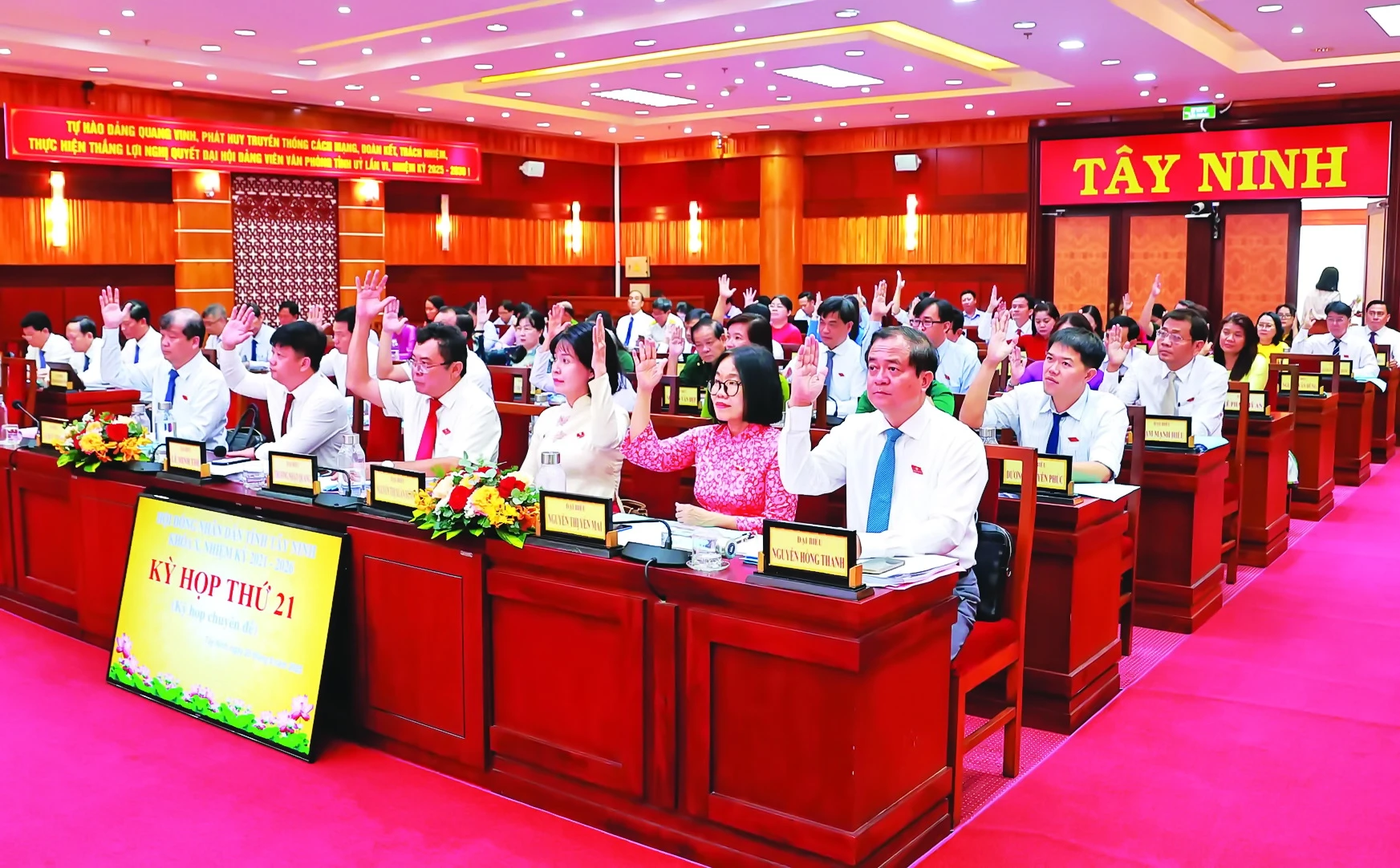 HÐND tỉnh biểu quyết thông qua các nghị quyết.