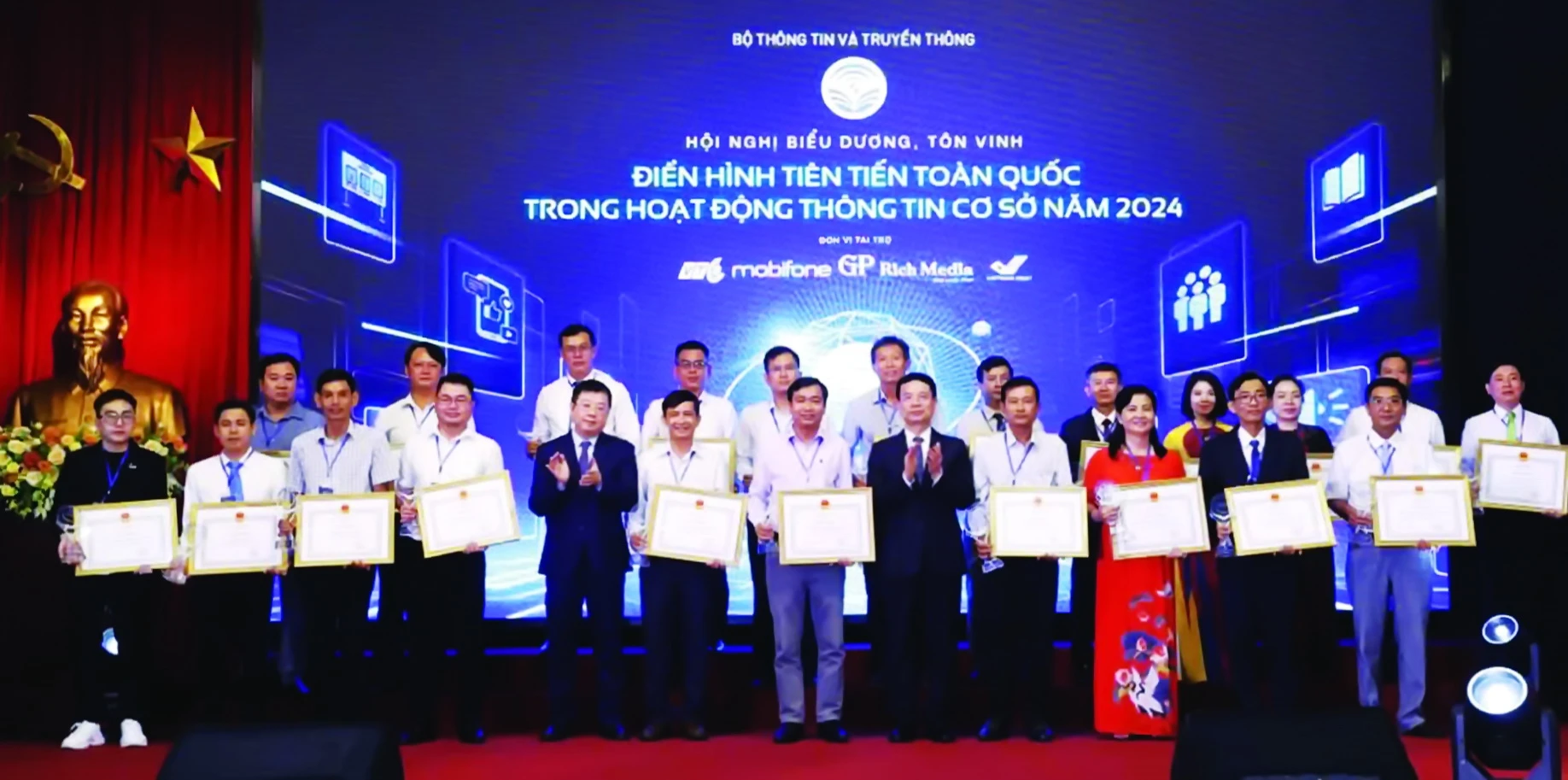 Ðại diện lãnh đạo Trung tâm Văn hoá, Thể thao và Truyền thanh Thành phố (thứ 4 từ trái qua) nhận khen thưởng có thành tích cao trong hoạt động thông tin cơ sở.