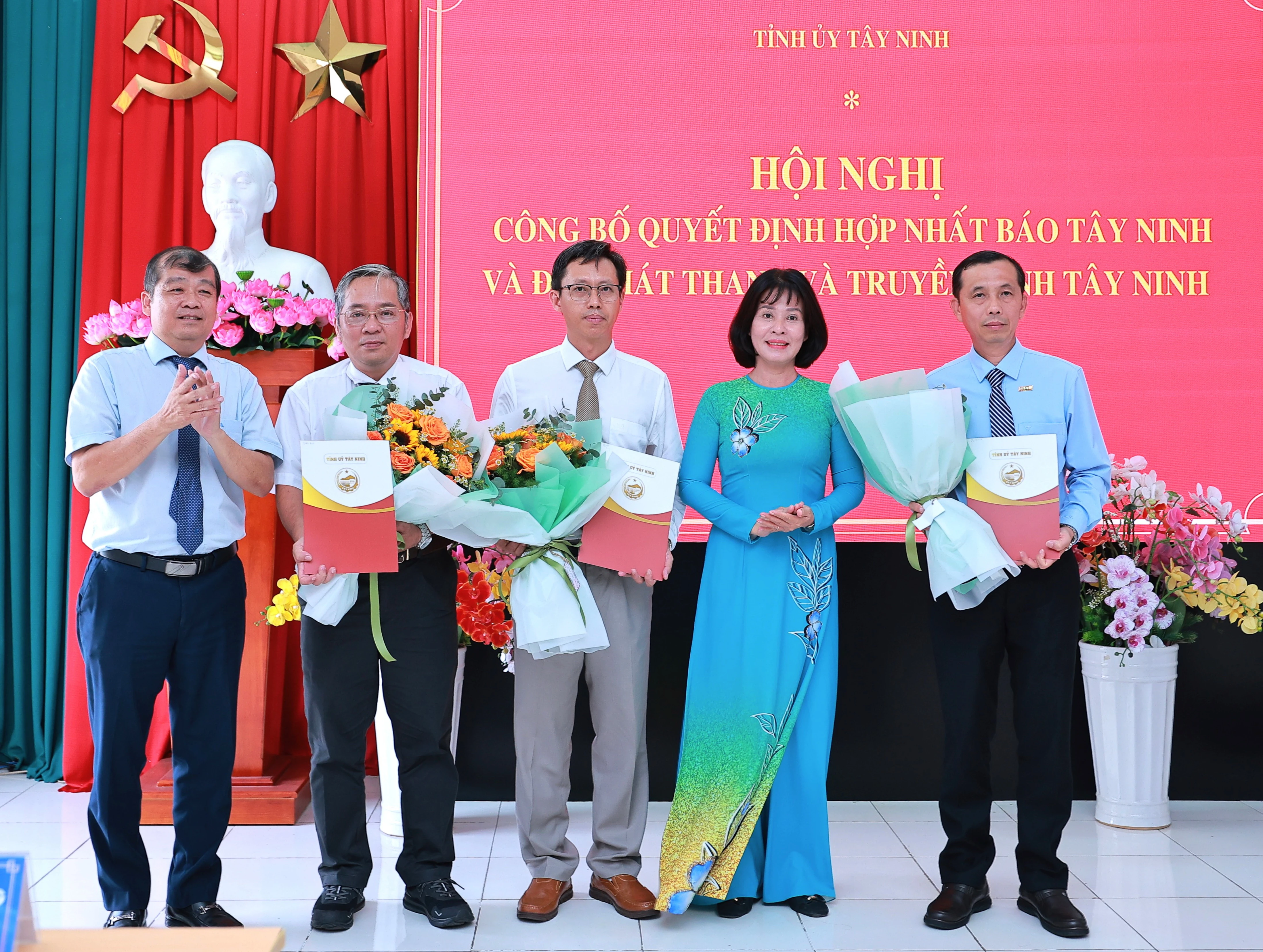 Trưởng Ban Tổ chức Tỉnh uỷ Võ Ðức Trong và Trưởng Ban Tuyên giáo và Dân vận Tỉnh uỷ Nguyễn Thị Xuân Hương trao quyết định bổ nhiệm cán bộ lãnh đạo Báo và Ðài Phát thanh Truyền hình Tây Ninh.